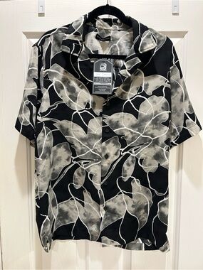 NWT Distortion Black & Gray Floral Button-Up Shirt